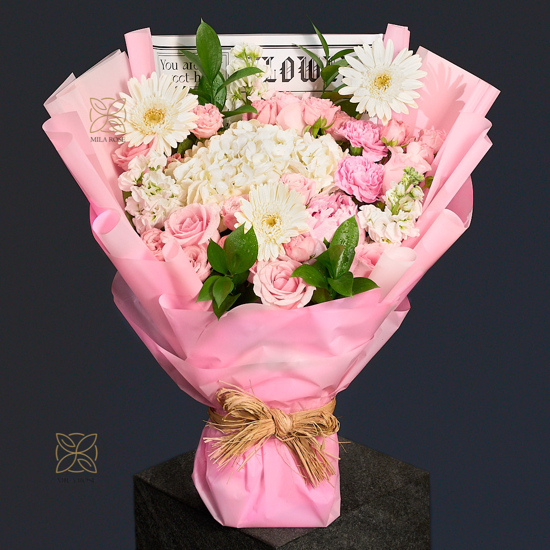 Charming colorful bouquet of Roses and Hydrangea