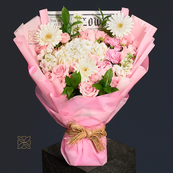 Charming colorful bouquet of Roses and Hydrangea